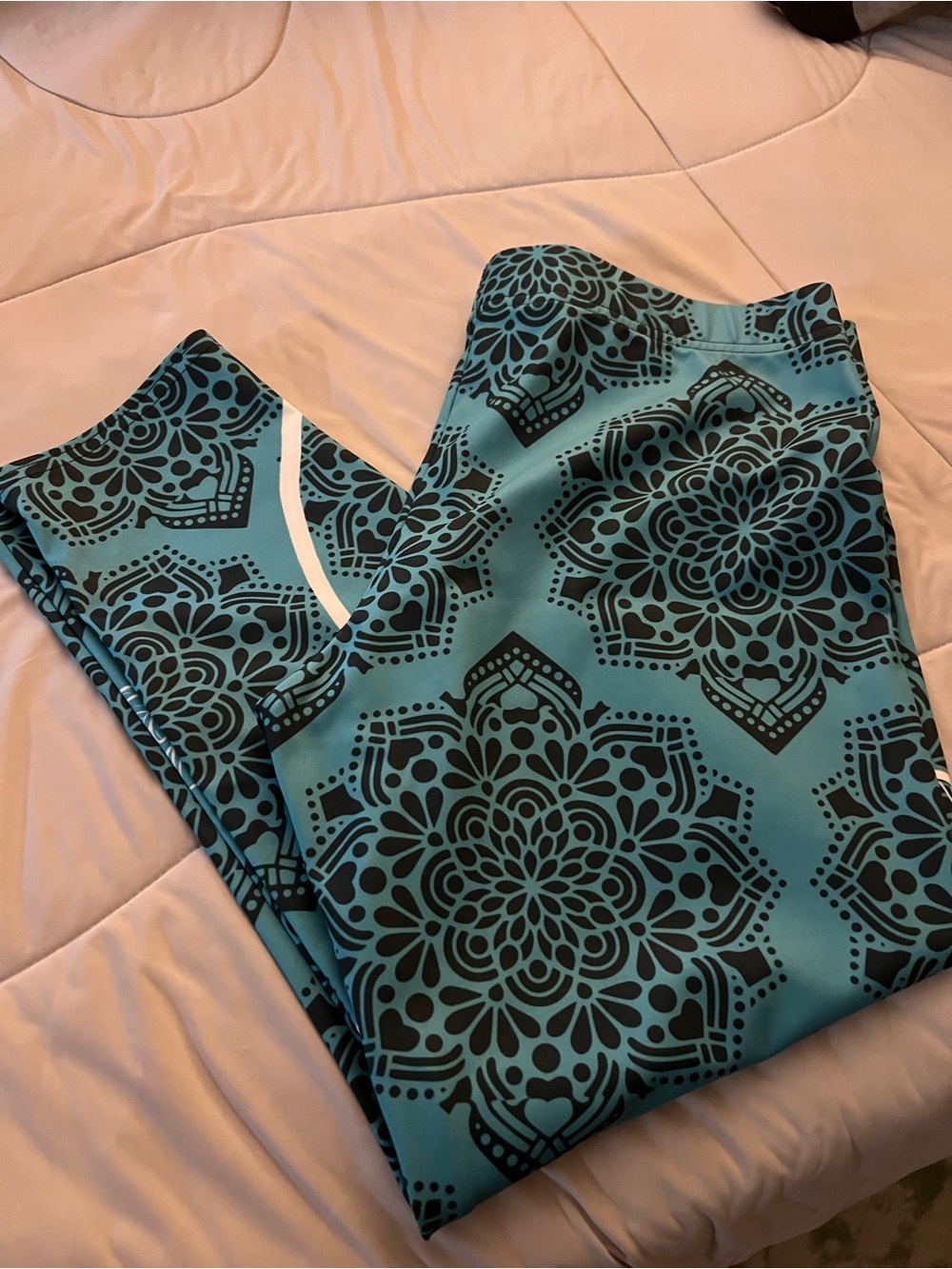 GEARBUNCH Turquoise Blue Patterned Capri Leggings